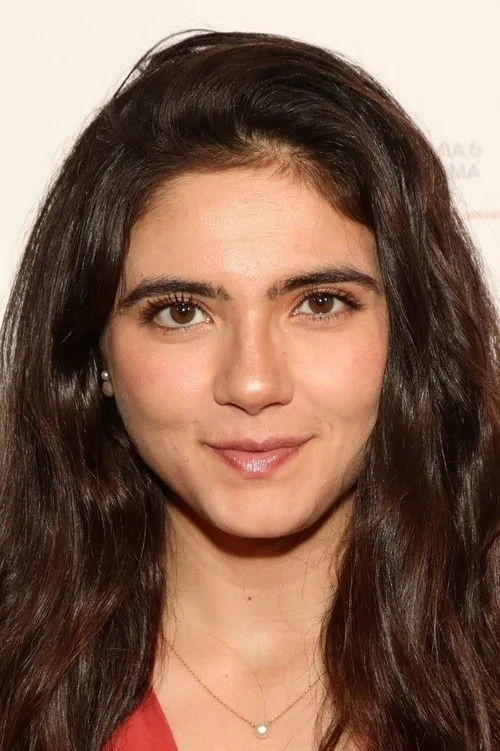 Arienne Mandi interpretando a Madeline