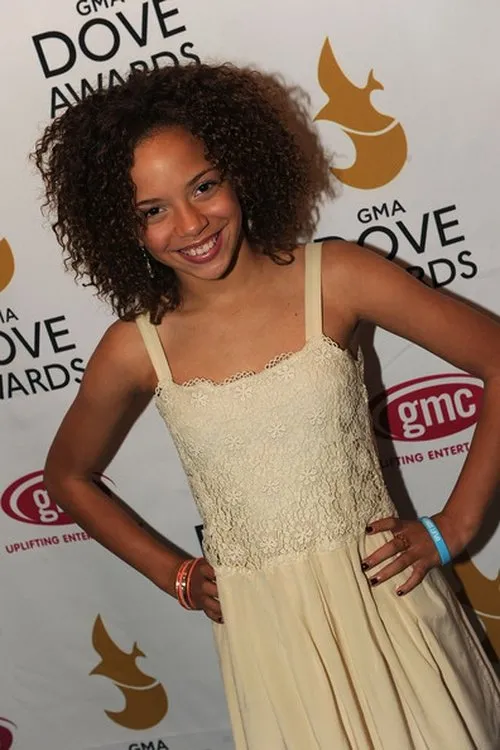 Arika Gluck interpretando a Daisy Carson