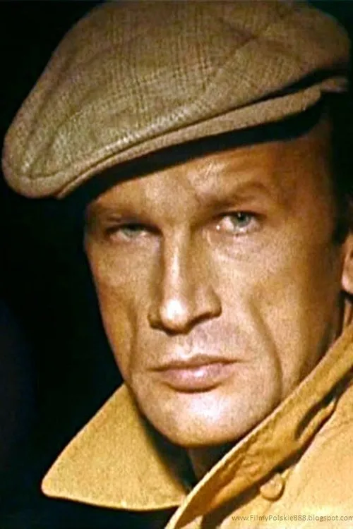 Arkadiusz Bazak interpretando a Admiral George Cockburn