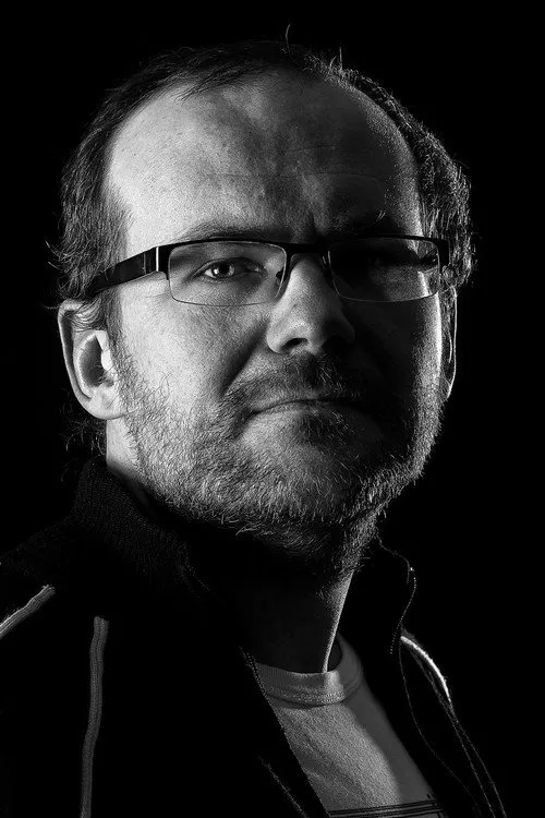 Arko Okk interpretando a Man With a White Hat in the Cyclecar Driven by Juris Pakalninsh