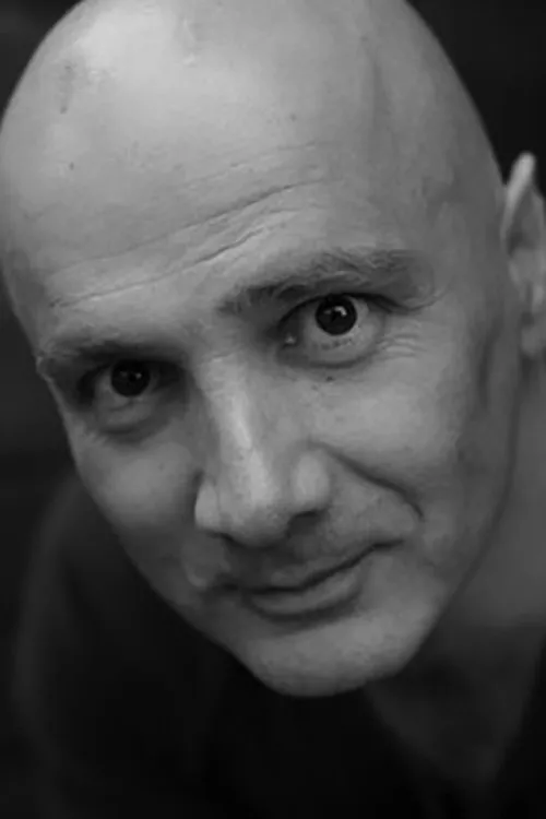 Arky Michael interpretando a Arky