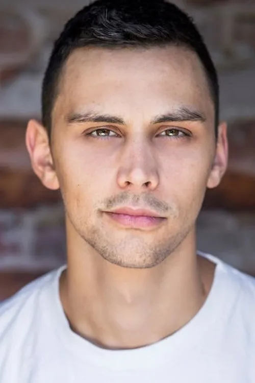 Arlo Gibson interpretando a Gaz