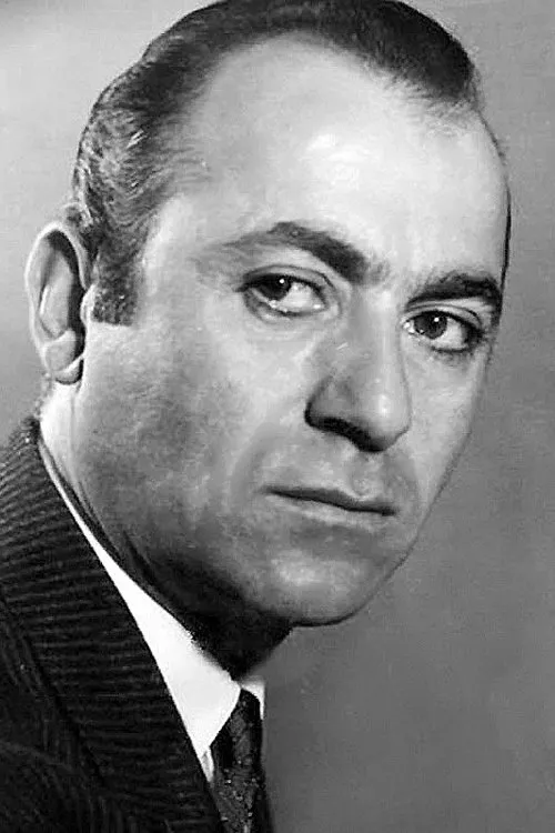 Arman interpretando a