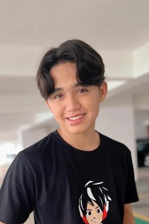 Armand Ezra interpretando a 