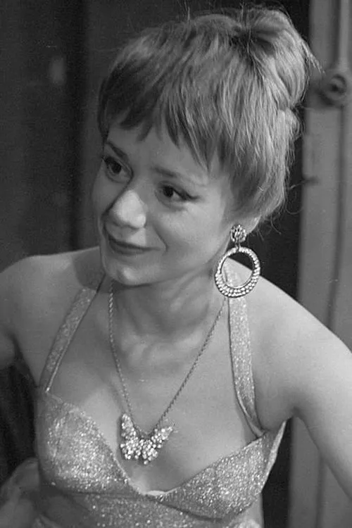 Armande Navarre interpretando a Alice