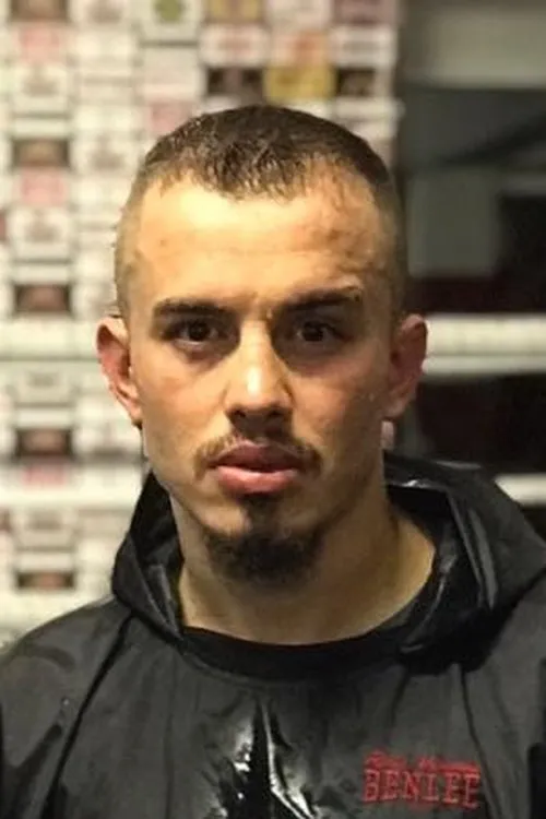 Armend Xhoxhaj interpretando a Self