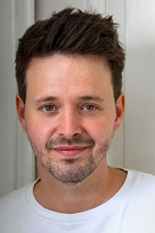 Arne Lenk interpretando a Christoph 'Chris' Vollmer