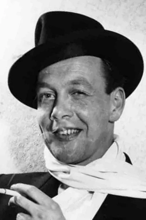 Arne Lie interpretando a Lektor S. Brandt