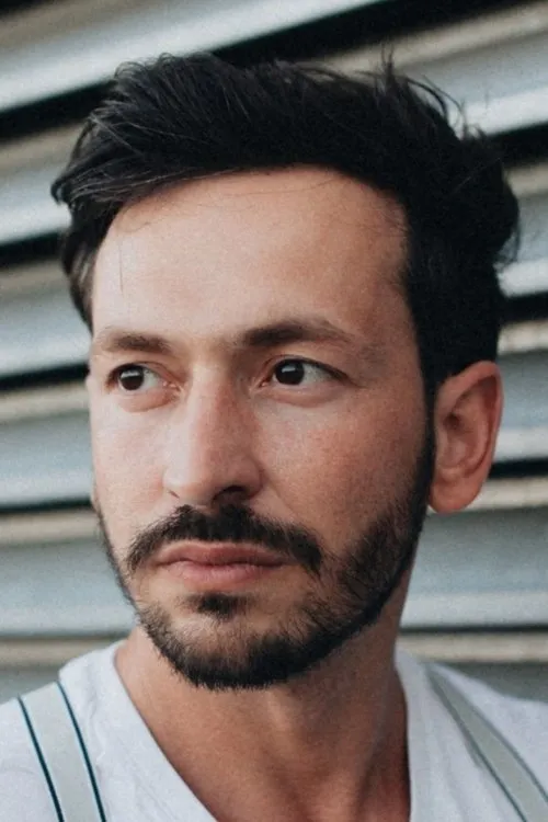 Carolyn Genzkow ha trabajado con Arnel Taci en 2 ocasiones