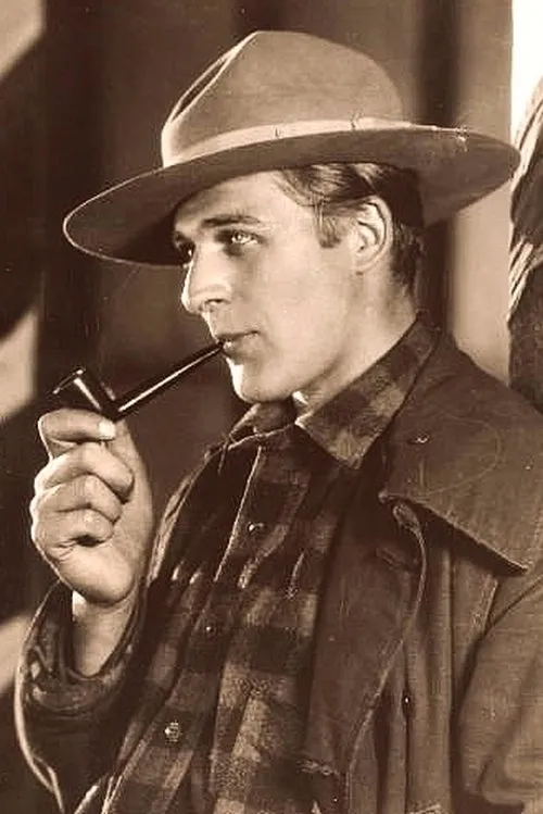 Arnold Gray interpretando a Walker