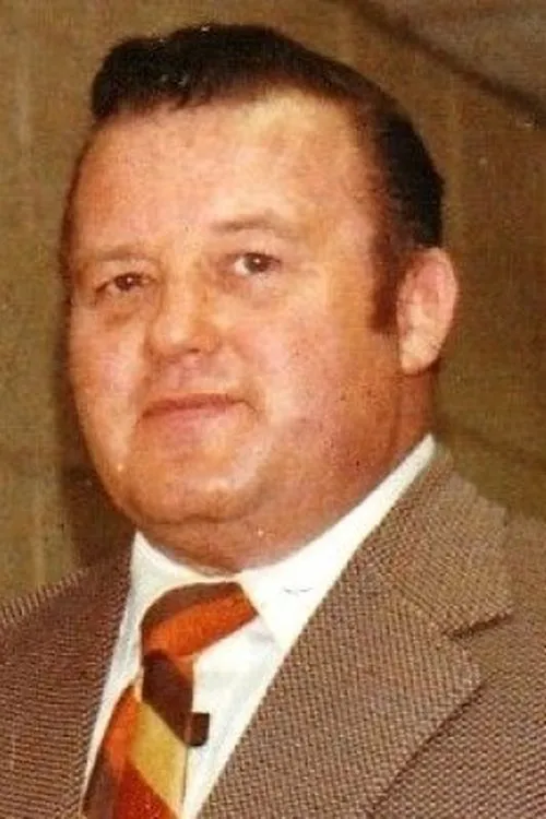 Arnold Skaaland interpretando a Arnold Skaaland