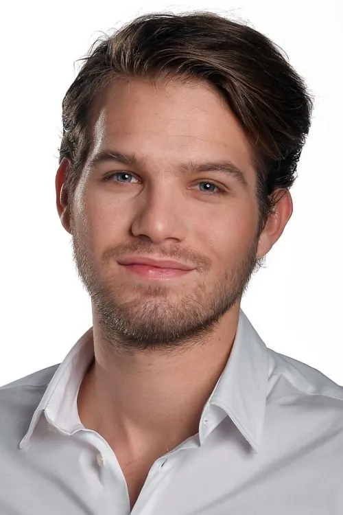 Áron Darvasi interpretando a Csabesz