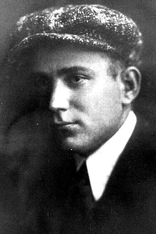 James B. Ross ha trabajado con Arthur Albertson en 6 ocasiones