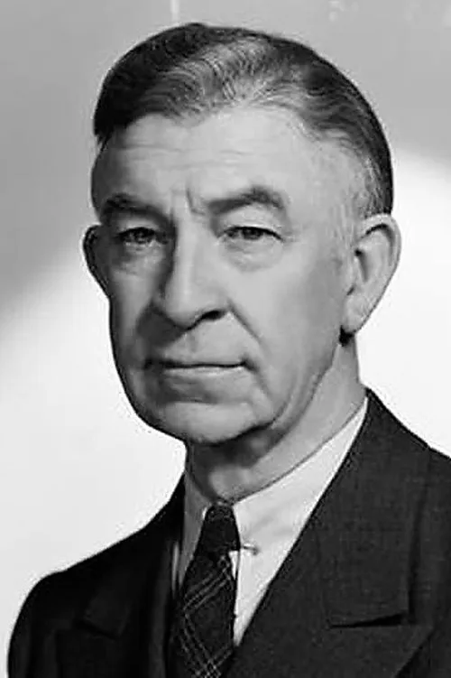 Arthur Byron interpretando a Warden Paul Long