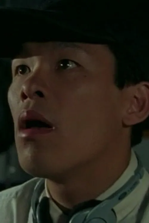Arthur Eng interpretando a Joey Tam