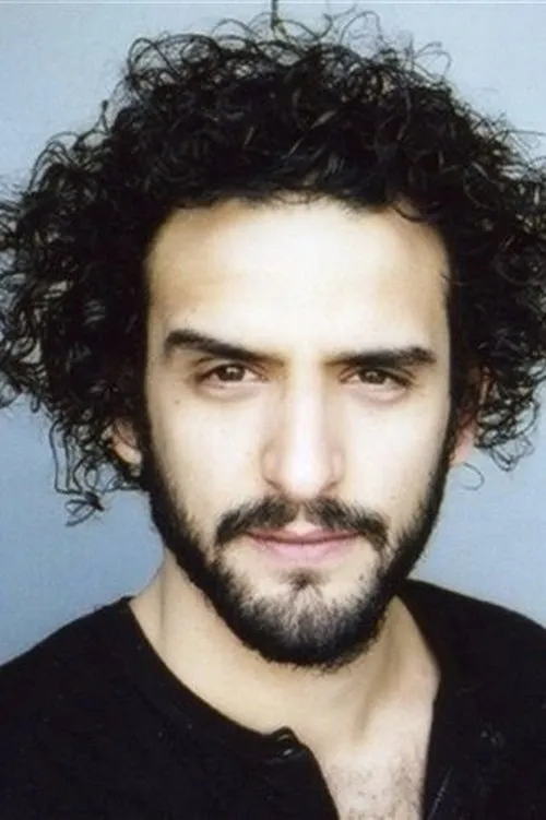 Arthur Igual interpretando a Leon