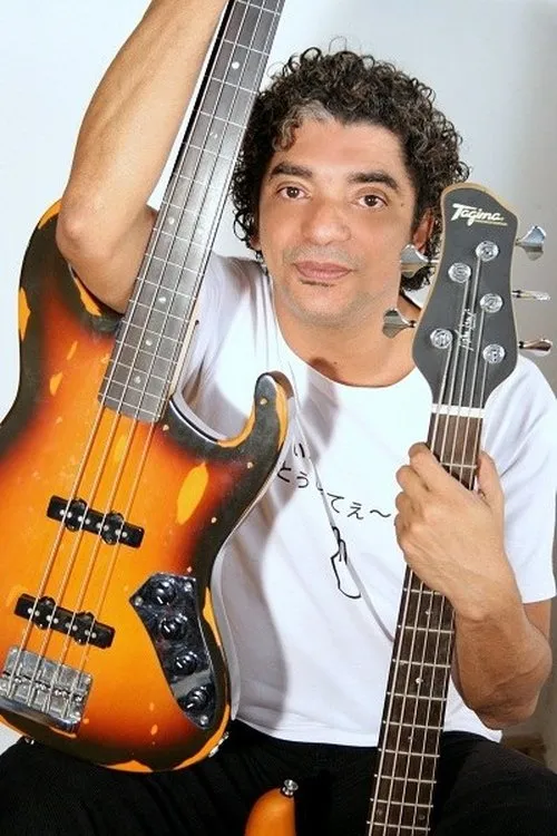 Arthur Maia interpretando a Self - Musician: Bass and Vocals