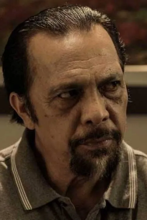 Arthur Tobing interpretando a Pak Taufik