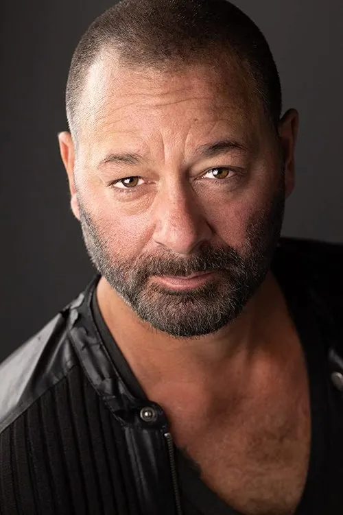 Artine Brown interpretando a Duncan