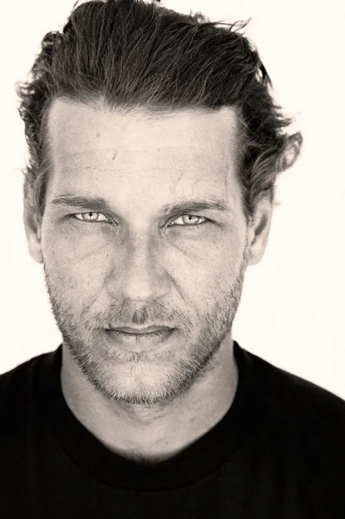 Arto Saari interpretando a Himself