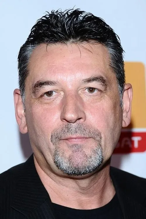 Artur Dziurman interpretando a Piotr