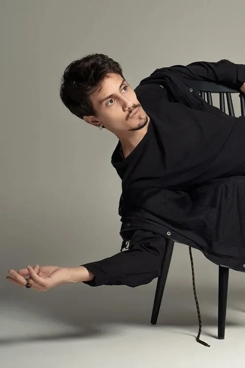 Artur Gaudenzi interpretando a Magnus