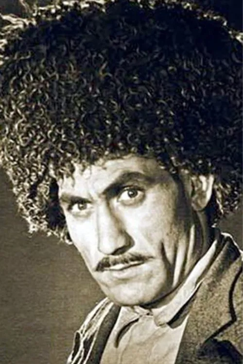 Artyk Dzhallyyev interpretando a