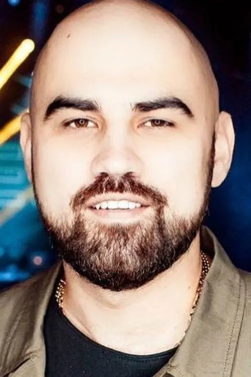 Artyom Umrikhin interpretando a Artiè