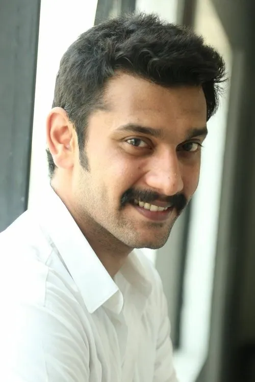 Arulnithi interpretando a Shanmughapandian