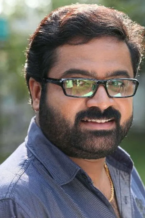 Arun Ghosh interpretando a Fr. Rodriguez