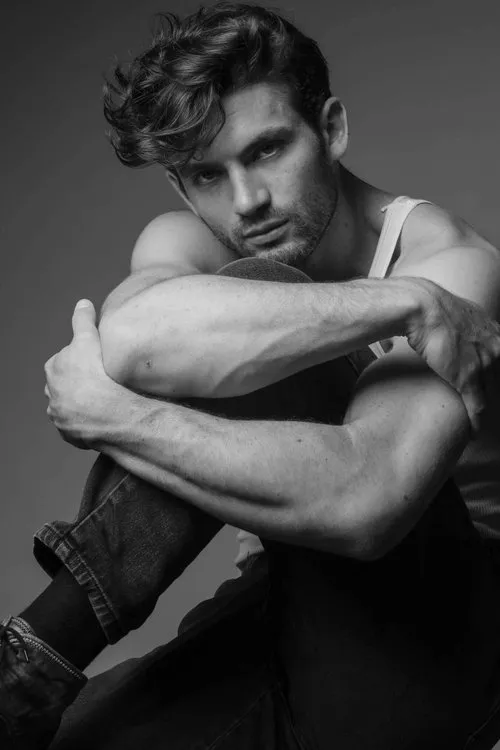 Asaf Jonas interpretando a Nevo