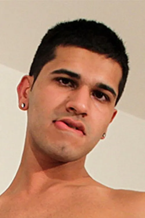 Ash Kahn interpretando a 