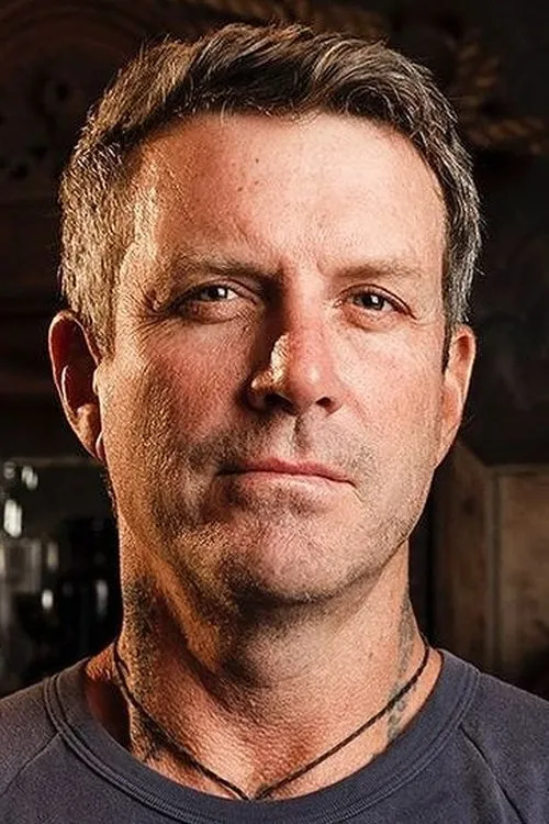 Ash Sutton — personaje: Self