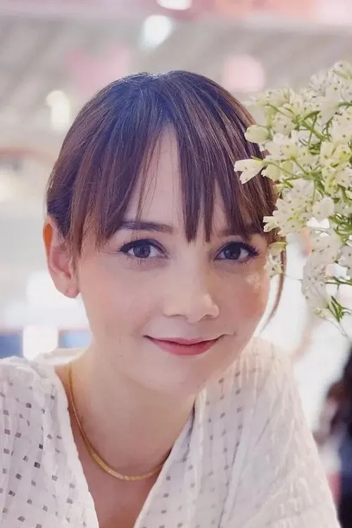 Asha Cuthbert — personaje: Fong Zit Chin
