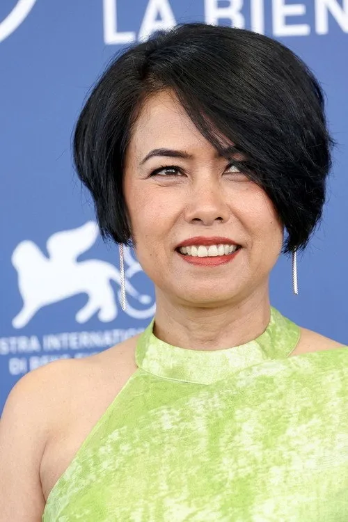 Asha Magrati interpretando a Pooja