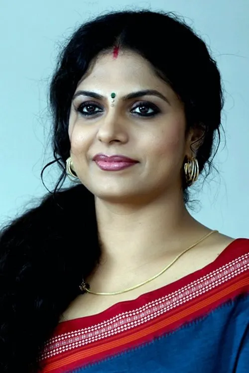 Asha Sarath interpretando a Balu Menon's wife