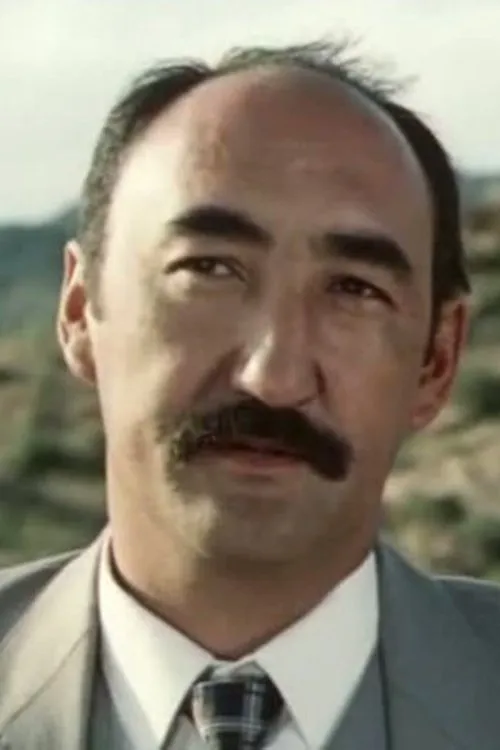 Ashir Chokubayev interpretando a 