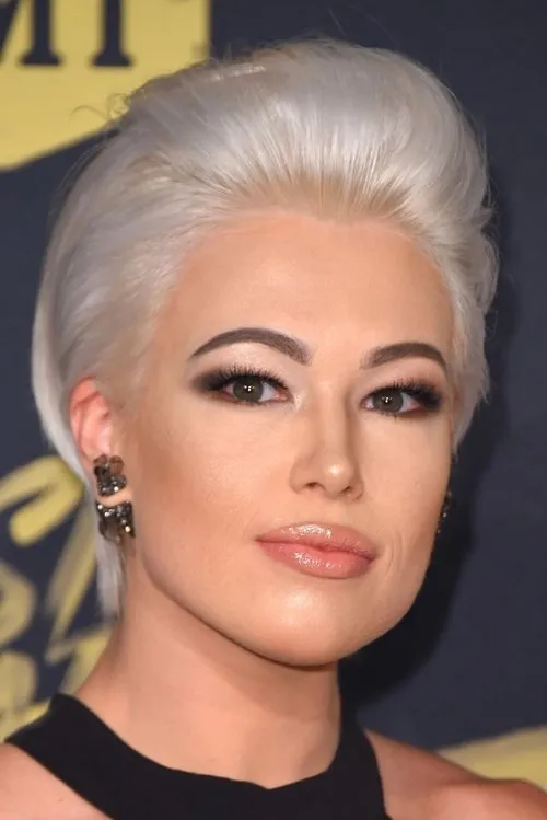 Ashlee Hewitt interpretando a Elle Daniels