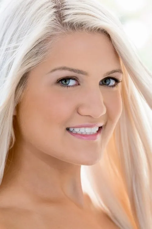 Ashlee Mae interpretando a 