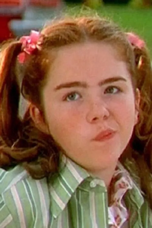 Ashleigh Aston Moore interpretando a Ella