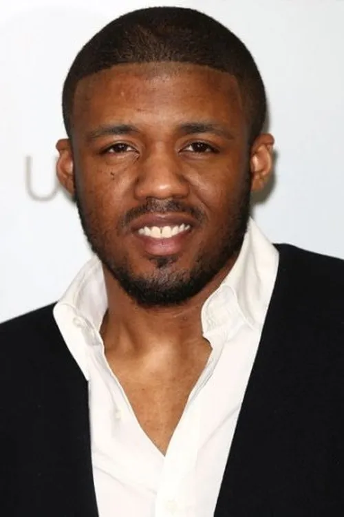 Ashley Chin interpretando a Amjad