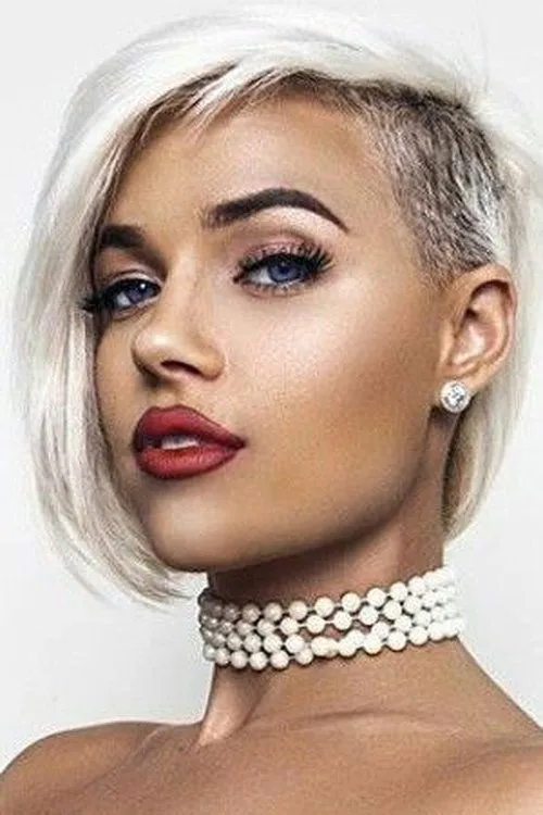 Ashley Martelle interpretando a Layla