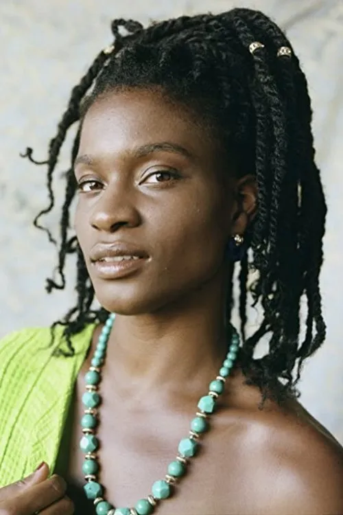 Ashley Romans interpretando a Heather Harrington