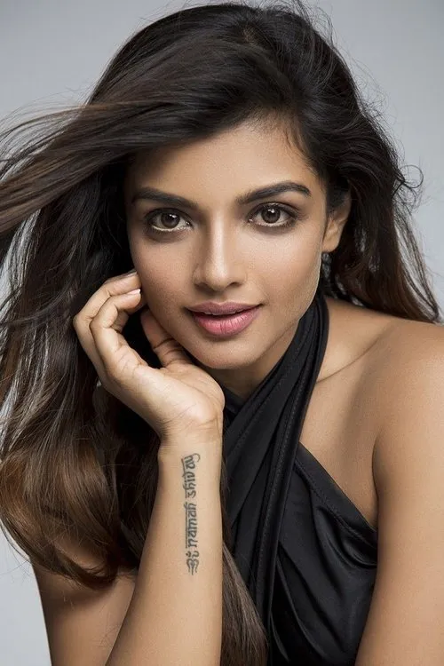 Ashna Zaveri interpretando a Surekha