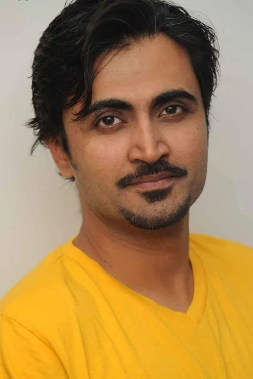 Ashok Raj interpretando a Dattu