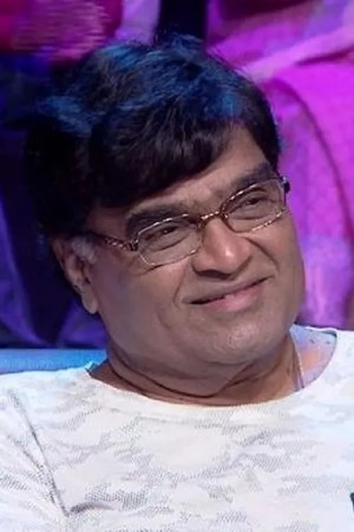 Ashok Saraf interpretando a Raja