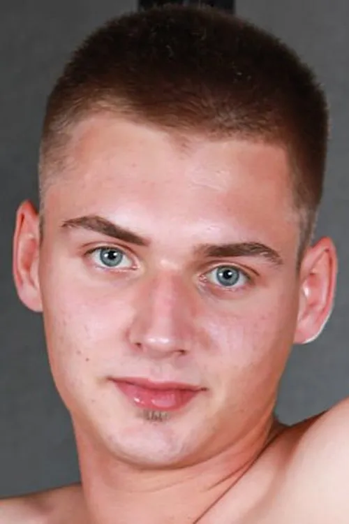 Ashton Silvers interpretando a 