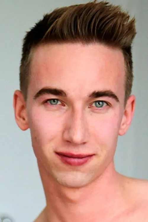 Ashton Webber interpretando a 