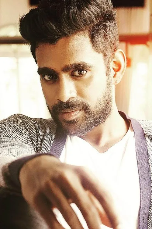 Ashwin Jerome interpretando a 