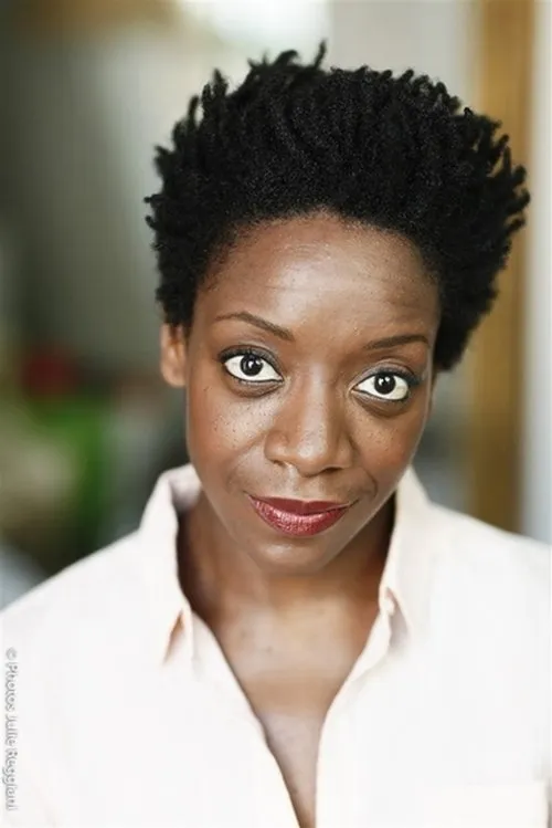 Astrid Bayiha interpretando a Doris